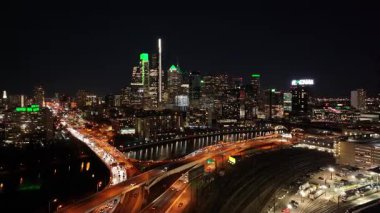 Philadelphia 'daki Philadelphia Skyline' ın Pennsylvania 'daki gece görüntüsü. Şehir merkezinde aydınlandı. City At Night Scene. Philadelphia, Pennsylvania Birleşik Devletleri. Philadelphia Şehri Bölgesi.