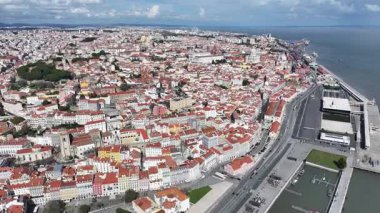 Lizbon 'daki Lizbon Bölgesi' nde Lizbon Skyline. Ortaçağ İnşaat Sahnesi. Antik Şehir Manzarası. Lizbon Skyline Portekiz 'de. Tarihi Şehir Manzarası. Turizm Seyahat Yeri.