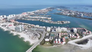 Clearwater Skyline, Florida 'da, ABD' de. Plaj manzarası. Şehir merkezinde. Çarpıcı şehir manzarası. Clearwater Skyline, Florida 'da, ABD' de. Sis Sabahı.