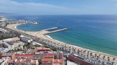 Barcelona Skyline Katalonya İspanya 'da. Plaj manzarası. Liman Koyu Sahnesi. Şehir merkezinde. Barcelona Skyline Katalonya İspanya 'da. İnanılmaz bir şehir manzarası. İspanya Skyline.