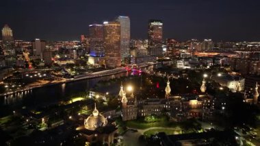 Tampa Skyline, Tampa, Florida Birleşik Devletleri. Şehir merkezinde aydınlandı. Gece Şehir Manzarası. Florida 'da Tampa Skyline. Finans Bölgesi. Gece Şehir Sahnesi.