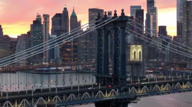 New York 'ta Manhattan' daki Brooklyn Köprüsü. Highrise Binaları Peyzajı. Renkli Günbatımı. New York 'taki Brooklyn Köprüsü. Çarpıcı Şehir Manzarası.