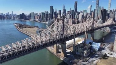 New York Skyline New York 'ta Manhattan' da. Queensboro Köprüsü Sahnesi. Çarpıcı şehir manzarası. New York Skyline, New York Birleşik Devletleri. Yüksek Binalar Manzarası.