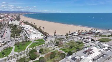 Valencia, İspanya 'daki La Marina Otoparkı. Şehir Plajı. Bay Water Sahnesi. Şehir merkezinde. Valencia, İspanya 'daki La Marina Otoparkı. Huzurlu Manzara.