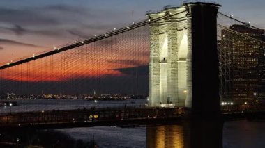 New York 'ta Manhattan' daki Brooklyn Köprüsü. Şehir merkezinde aydınlandı. Sunset City Peyzajı. New York 'taki Brooklyn Köprüsü. Brooklyn Köprüsü.