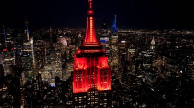 New York 'ta Empire State' in Manhattan 'daki gece silueti. Gece Şehri Peyzajı. Finans Bölgesi. New York 'ta Empire State. Yüksek Binalar Manzarası.