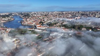 Porto Bölgesi Portekiz 'deki Porto Skyline' da. Sis Sabah Manzarası. Şehir merkezindeki şehir manzarası. Eski Şehir Arkaplanı. Portekiz 'de Porto Skyline. Portekiz Skyline 'ı. Seyahat Alanı.