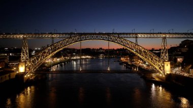 Porto Portekiz 'in Porto bölgesindeki Sunset Dom Luis Köprüsü. Sunset Skyline Sahnesi. Aydınlatılmış Köprü Manzarası. Portekiz 'in Porto Bölgesi' ndeki Dom Luis Köprüsü. Demiryolu Taşımacılığı.