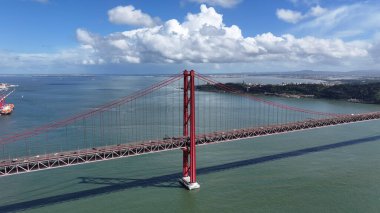 Lizbon, Portekiz 'de 25 Nisan Köprüsü. Altyapı Sahnesi. Yolculuk Ulaşımı. Lizbon, Portekiz 'de 25 Nisan Köprüsü. Ünlü Kablolu Kalan Köprü.