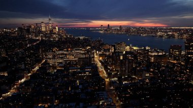 New York, New York Skyline 'ın New York' taki gece silueti. Gece Şehri Peyzajı. Finans Bölgesi. New York Skyline, New York Birleşik Devletleri. Yüksek Binalar Manzarası.