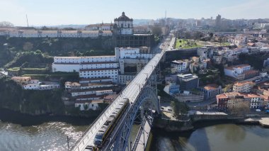 Portekiz 'in Porto bölgesindeki Luis Köprüsü. Şehir merkezindeki şehir manzarası. Demiryolu Köprüsü. Demiryolu Sahnesi. Portekiz, Porto 'da Luis Köprüsü. Turizm Tarihi Yer.