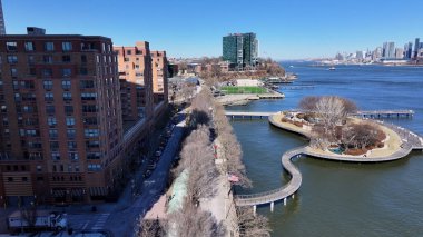 Hudson River Walkway New Jersey 'de Jersey City' de. Şehir merkezinde. Hudson Sahilyolu. Hudson River Walkway New Jersey 'de. Şehir Parkı Peyzajı.