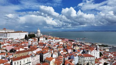 Lizbon 'daki Lizbon Bölgesi' nde Lizbon Skyline. Ortaçağ İnşaat Sahnesi. Antik Şehir Manzarası. Lizbon Skyline Portekiz 'de. Tarihi Şehir Manzarası. Turizm Seyahat Yeri.