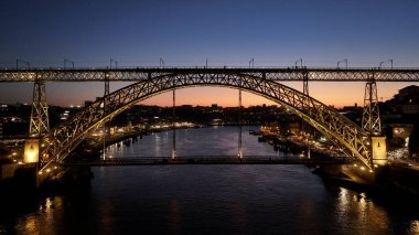 Porto Bölgesi, Portekiz 'deki Porto Köprüsü' nde Günbatımı I. Luis Köprüsü. Sunset City Sahnesi. Aydınlatılmış Köprü Manzarası. Portekiz 'in Porto Bölgesi' ndeki I. Luis Köprüsü. Güzel Karanlık Skyline.