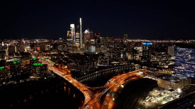 Philadelphia 'daki Philadelphia Skyline' ın Pennsylvania 'daki gece görüntüsü. Highrise Binaları Peyzajı. Gece Şehri Sahnesi. Philadelphia, Pennsylvania Birleşik Devletleri. Çarpıcı Şehir Manzarası.