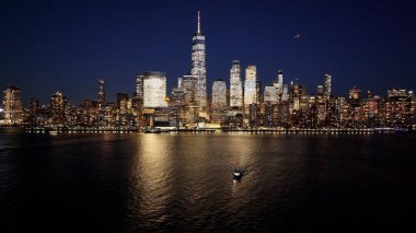 New York, New York Skyline 'ın New York' taki gece silueti. Gece Şehri Peyzajı. Finans Bölgesi. New York Skyline, New York Birleşik Devletleri. Yüksek Binalar Manzarası.