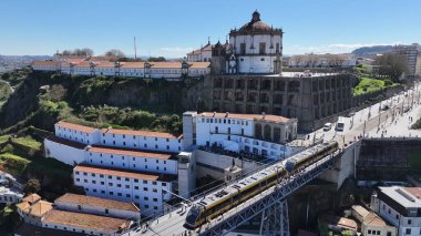 Porto Portekiz 'in Porto bölgesindeki I. Luis Köprüsü. Şehir merkezi manzarası. Kültür Mirası. Toplu taşıma sahnesi. Portekiz, Porto 'da Luis Köprüsü. Turizm Tarihi Yer.