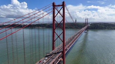 Lizbon, Portekiz 'de 25 Nisan Köprüsü. Altyapı Sahnesi. Yolculuk Ulaşımı. Lizbon, Portekiz 'de 25 Nisan Köprüsü. Ünlü Kablolu Kalan Köprü.