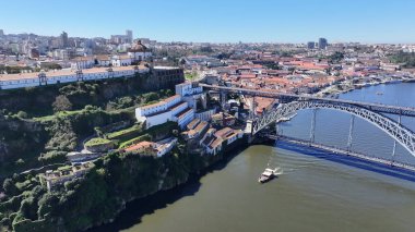 Porto Portekiz 'in Porto bölgesindeki Porto Skyline' da. Coastal City. I. Luis Köprüsü Peyzajı. Tekne gezisi. Portekiz 'de Porto Skyline. Portekiz Skyline 'ı. Seyahat Alanı.