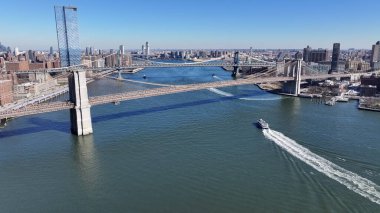 New York 'ta Manhattan' daki Brooklyn Köprüsü. Highrise Binaları Sahnesi. Kablo Köprüsü Manzarası. New York 'taki Brooklyn Köprüsü. Şehir Merkezi Şehir Manzarası.