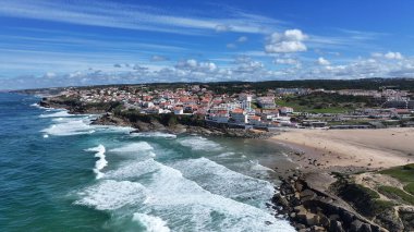 Portekiz 'in Lizbon bölgesindeki Sintra' da Apple Beach. Plaj manzarası. Doğa Deniz Burnu. Seyahat güzergahı. Portekiz 'in Lizbon bölgesindeki Sintra' da Apple Beach. Turkuaz Su.