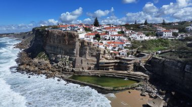Azenhas Lizbon 'un Sintra bölgesindeki Mar Plajı' nda oynuyor. Coastal City. Doğa manzarası. Plaj manzarası. Azenhas Lizbon 'un Sintra bölgesindeki Mar Plajı' nda.