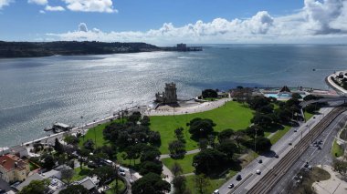 Lizbon 'un Lizbon bölgesindeki Belem Kulesi. İkonik Kale. Turizm Tarihi Yer. Portekiz, Lizbon 'daki Belem Kulesi. Ortaçağ Kalesi. Tejo Nehri Peyzajı. Lizbon Skyline.