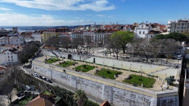 Lizbon 'un Lizbon Bölgesi' nde Sao Pedro De Alcantara Bakış Açısı. Meşhur Meydan Manzarası. Güzel şehir manzarası. Sao Pedro de Alcantara Lizbon 'daki Bakış açısı. Tarihi Şehir Manzarası.