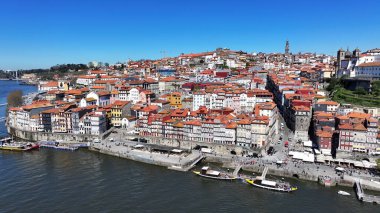 Porto, Portekiz 'in Ribeira Rıhtımı. Sahil Kenti Peyzajı. Kültür Mirası. Eski Şehir Manzarası. Porto, Portekiz 'deki Ribeira Rıhtımı. Turizm Tarihi Yer.