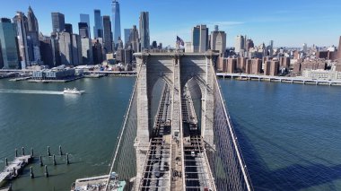 New York 'ta Manhattan' daki Brooklyn Köprüsü. Highrise Binaları Sahnesi. Kablo Köprüsü Manzarası. New York 'taki Brooklyn Köprüsü. Şehir Merkezi Şehir Manzarası.