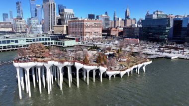 New York 'ta Manhattan' da 57. iskele. Highrise Binaları Sahnesi. New York 'un şehir manzarası. New York 'taki 57. iskele. Kış Manzarası.