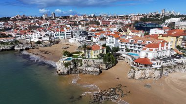 Cascais Skyline Lizbon 'un Cascais bölgesinde. Plaj manzarası. Turizm Tarihi Yer. Şehir manzarası sahnesi. Cascais Skyline Lizbon 'un Cascais bölgesinde..