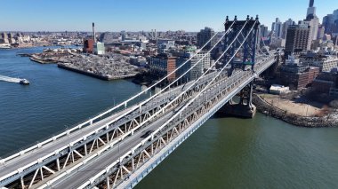 New York 'ta Manhattan' daki Brooklyn Köprüsü. Highrise Binaları Sahnesi. Köprü manzarası. New York 'taki Brooklyn Köprüsü. Şehir Merkezi Şehir Manzarası.