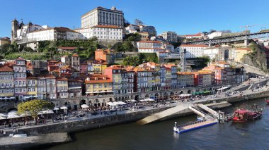 Porto, Portekiz 'in Ribeira Rıhtımı. Şehir merkezi manzarası. Kültür Mirası. Eski Şehir Manzarası. Porto, Portekiz 'deki Ribeira Rıhtımı. Turizm Tarihi Yer.