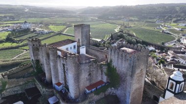 Leiria Portekiz 'in Obidos bölgesindeki Obidos Şatosu. Old Town Skyline 'da. Ortaçağ Binaları Sahnesi. Güzel şehir manzarası. Leiria Portekiz 'in Obidos bölgesindeki Obidos Şatosu. Kültür Mirası.