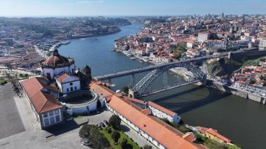 Portekiz 'in Porto bölgesindeki Serra Do Pilar Manastırı. I. Luis Köprüsü. Ribeira İskelesi. Tarihi Şehir Sahnesi 'nde. Portekiz 'in Porto Bölgesi' ndeki Serra Do Pilar Manastırı. Turizm Simgeleri.