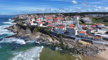 Portekiz 'in Lizbon bölgesindeki Sintra' da Apple Beach. Plaj manzarası. Doğa Deniz Burnu. Seyahat güzergahı. Portekiz 'in Lizbon bölgesindeki Sintra' da Apple Beach. Turkuaz Su.