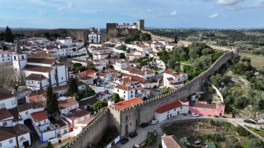 Leiria Portekiz 'in Obidos semtinde Obidos Skyline. Tarihi Şehir Manzarası. Ortaçağ mimarisi. Şato İnşaat Duvarları. Leiria Portekiz Bölgesi 'nde Obidos Skyline. Eski Köy.
