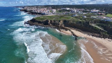 Lizbon 'un Sintra bölgesindeki Praia Grande Plajı. Sahil Skyline. Doğa manzarası. Yaz Gezisi. Lizbon 'un Sintra bölgesindeki Praia Grande Plajı. Tropikal Manzara.