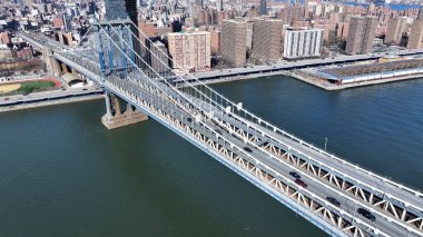 New York 'ta Manhattan' daki Brooklyn Köprüsü. Highrise Binaları Sahnesi. Köprü manzarası. New York 'taki Brooklyn Köprüsü. Şehir Merkezi Şehir Manzarası.