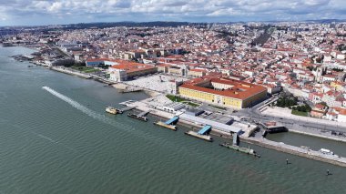 Lizbon, Portekiz 'in Lizbon semtinde Lizbon Skyline. Comercio Meydanı Sahnesi. Güzel şehir manzarası. Lizbon Skyline Portekiz 'de. Tarihi Şehir Manzarası. Turizm Tarihi Yer.