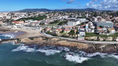 Lizbon 'un Cascais bölgesindeki Tamariz Plajı. Coastal City. Rıhtım manzarası. Plaj manzarası. Lizbon 'un Cascais bölgesindeki Tamariz Plajı.