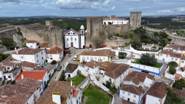 Leiria Portekiz 'in Obidos semtinde Obidos Skyline. Tarihi Şehir Manzarası. Ortaçağ mimarisi. Şato İnşaat Duvarları. Portekiz 'deki Obidos' ta Obidos Skyline. Eski Köy.