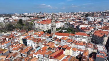 Porto Portekiz 'in Porto bölgesindeki Clerigos Kulesi. Şehir merkezindeki şehir manzarası. Din sembolü. Ortaçağ Binası. Portekiz, Porto Bölgesi 'ndeki Clerigos Kulesi. Lizbon Meydanı.