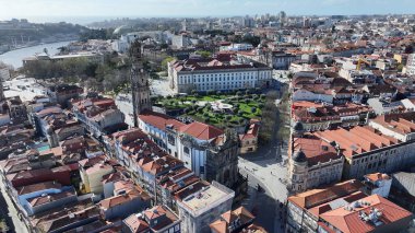 Portekiz 'in Porto bölgesindeki Clerigos Kulesi' nde. Katolik Kilisesi. Şehir merkezindeki şehir manzarası. Ortaçağ Binası. Portekiz 'in Porto Bölgesi' ndeki Clerigos Kulesi. Lizbon Meydanı.