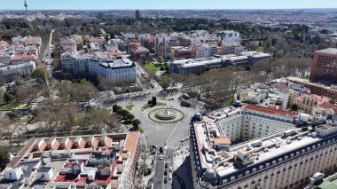 Madrid 'deki Madrid' deki Neptuno Çeşmesi. Meşhur döner kavşak. Şehir merkezindeki şehir manzarası. Madrid Comunidad De Madrid İspanya 'da. Kültür Mirası Skyline. Prado Müzesi Sahnesi.