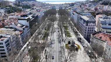 Lizbon 'daki Liberty Bulvarı Portekiz Bölgesi. Şehir merkezindeki şehir manzarası. Güzel şehir Skyline. Portekiz 'de Lizbon' da Özgürlük Bulvarı. Ortaçağ Binası Sahnesi. Metropolis Skyline.