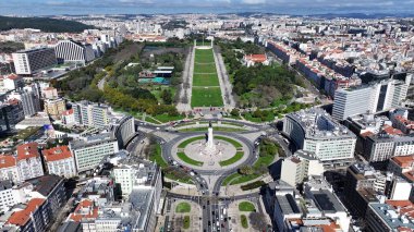 Eduardo IV Parkı Lizbon, Portekiz Bölgesi 'nde. Şehir merkezi hava manzarası. Avrupa şehri. Portekiz Lizbon 'daki Eduardo IV Parkı. Metropolitan Bölgesi. Şehir Parkı Skyline.