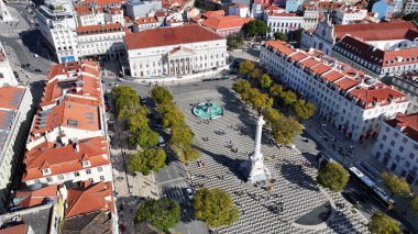 Lizbon 'un Lizbon bölgesindeki Dom Pedro IV Meydanı. Highrise Binaları Sahnesi. Güzel şehir manzarası. Portekiz, Lizbon 'da Dom Pedro IV Meydanı. Tarihi Şehir Manzarası. Portekiz Skyline.