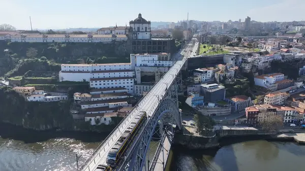 Portekiz 'in Porto bölgesindeki Luis Köprüsü. Şehir merkezindeki şehir manzarası. Demiryolu Köprüsü. Demiryolu Sahnesi. Portekiz, Porto 'da Luis Köprüsü. Turizm Tarihi Yer.
